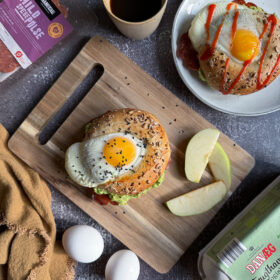 15100_Breakfast_Bagel_m_æg_mild_spegepølse_avocado_03b