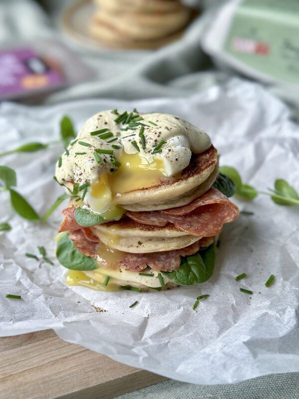 15100_Eggs Benedict_inspirerede_pandekager_m_mild_spegepølse_03b