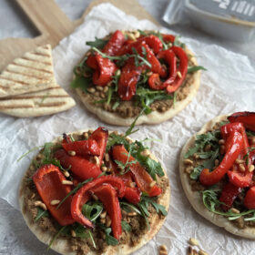 20036_Grillet_pitabrød_m._peberplantepostej_bagt_peberfrugt_&_ristede_pinjekerner_03d