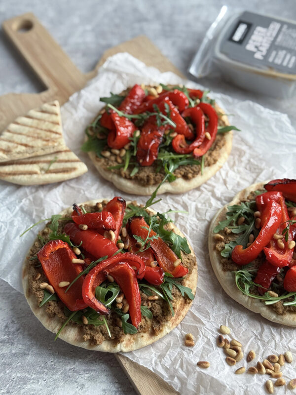 20036_Grillet_pitabrød_m._peberplantepostej_bagt_peberfrugt_&_ristede_pinjekerner_03d